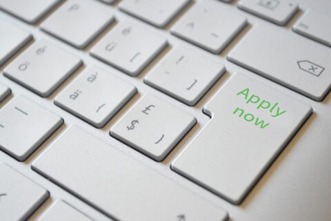 Eine Keyboard-Taste mit der Aufschrift "Apply now"