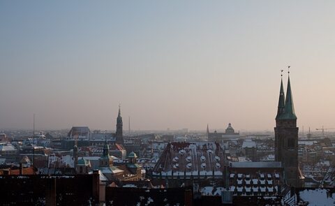 Auf dem Bild ist das Panorama der Nürnberger Altstadt aus Perspektive der Burg abgebildet.